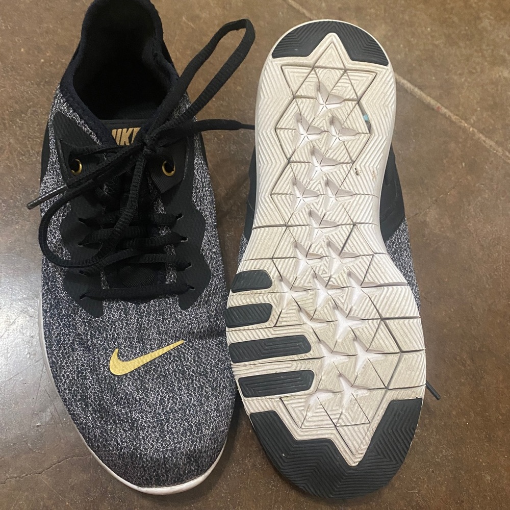 Nike Shoes women’s SIZE 9
